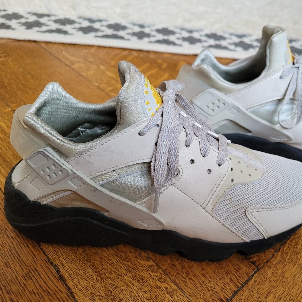 NIKE Women's Air Huarache Size 7